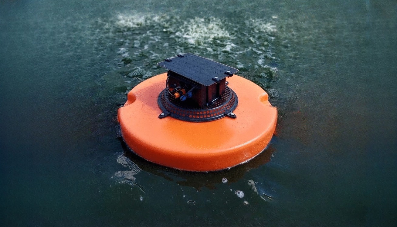 Sensor flutuante SmartRural instalado em um viveiro